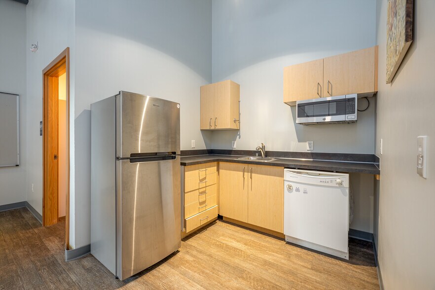 More Photos Of 909 Squalicum Way, Bellingham Flex For Sale