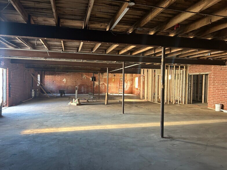 More Photos Of 300 Guthrie St, Graham Warehouse For Sale