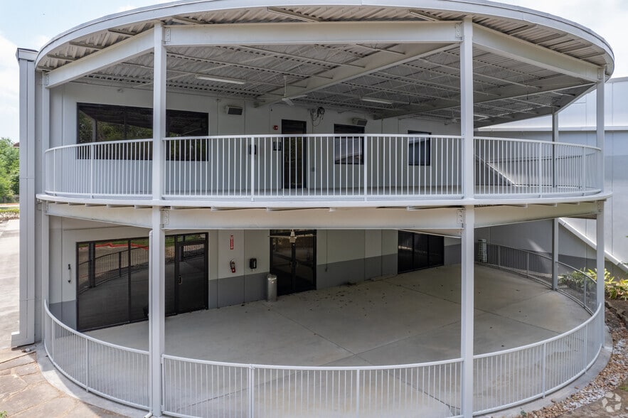 More Photos Of 1626 S Cherry St, Tomball Warehouse For Lease