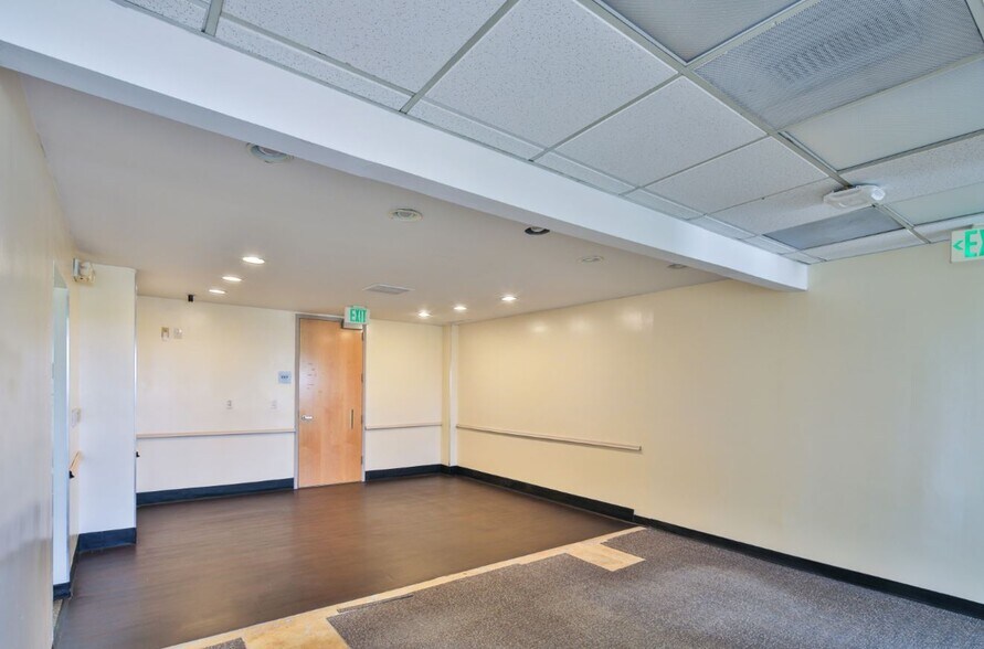 More Photos Of 10515 Balboa Blvd, Granada Hills Medical For Lease