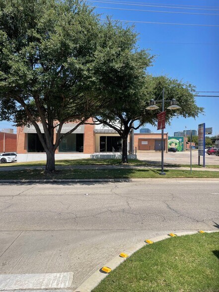More Photos Of 1710 Hi Line Dr, Dallas Showroom For Lease