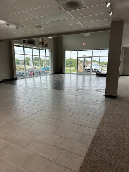 More Photos Of 1151 Oldham Pky, Lee's Summit General Retail For Lease
