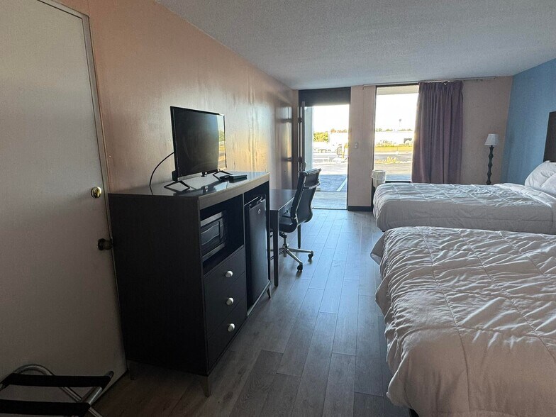 More Photos Of 990 Maple St, Russell Springs Hotel For Sale