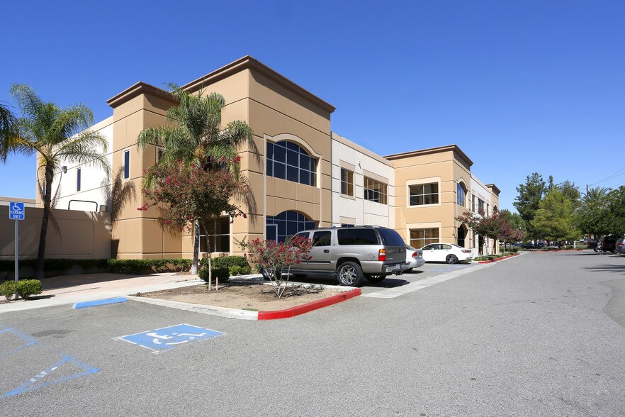 More Photos Of 18421 Collier Ave, Lake Elsinore Showroom For Lease