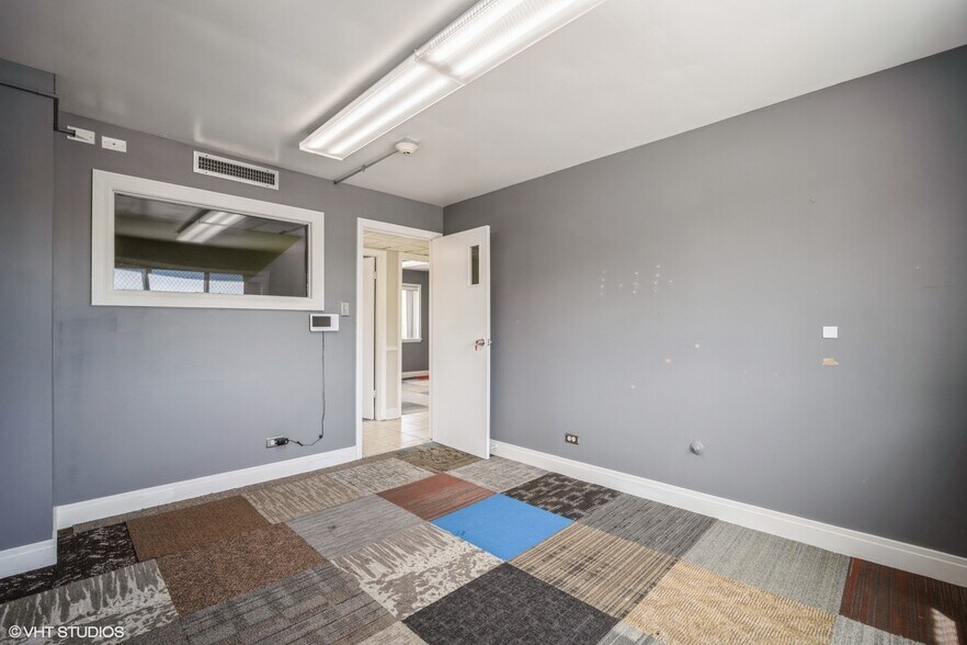 More Photos Of 8755 Trumbull Ave, Skokie Office For Lease