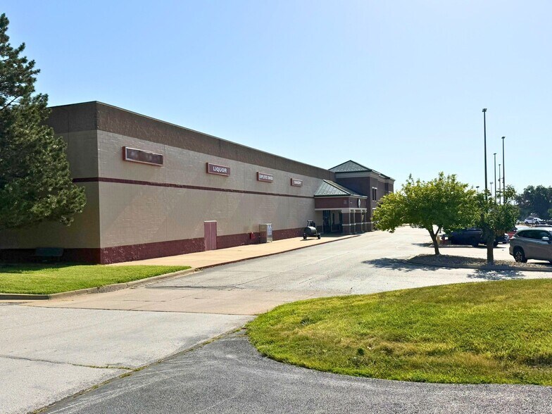 More Photos Of 2021 W Republic Rd, Springfield Supermarket For Sale