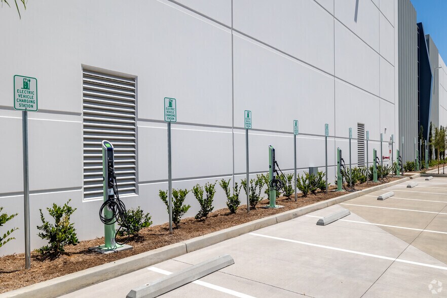 More Photos Of 2401 E Wardlow Rd, Long Beach Warehouse For Lease