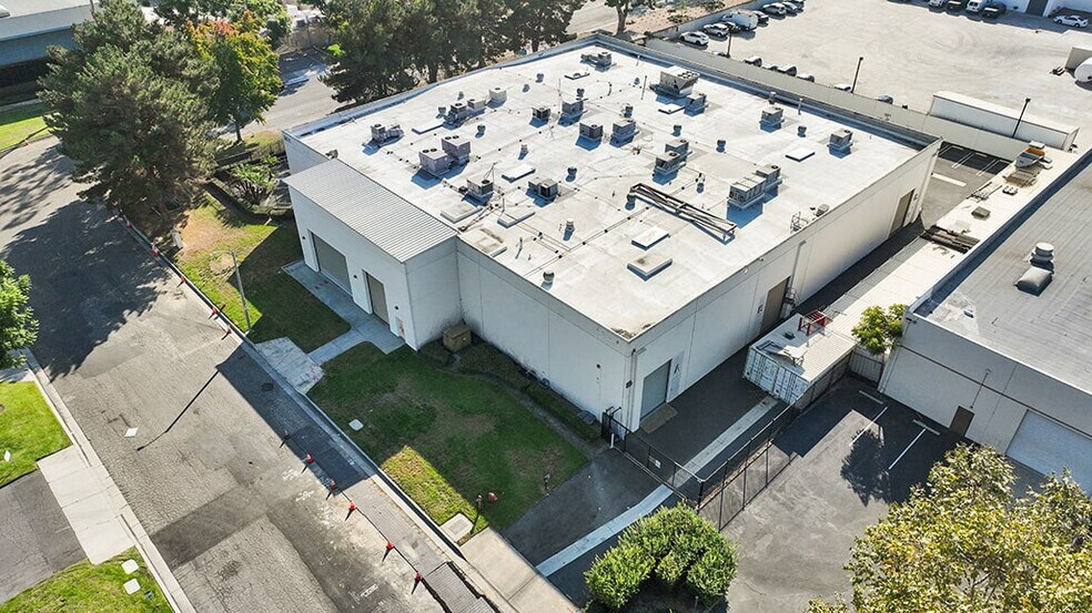 More Photos Of 3501 W Garry Ave, Santa Ana Warehouse For Lease