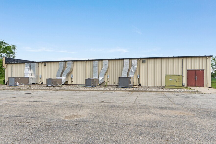 More Photos Of 8645 E Backwater Rd, North Webster Showroom For Lease