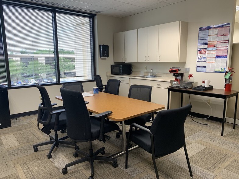 More Photos Of 8545 United Plaza Blvd, Baton Rouge Office For Lease