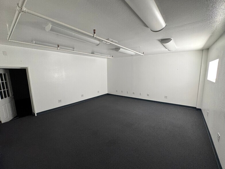 More Photos Of 1705 E Hooper Ave, Los Angeles Warehouse For Sale