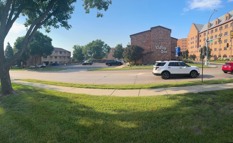 Primary Photo Of 1000 S Grange Ave, Sioux Falls Hotel For Sale