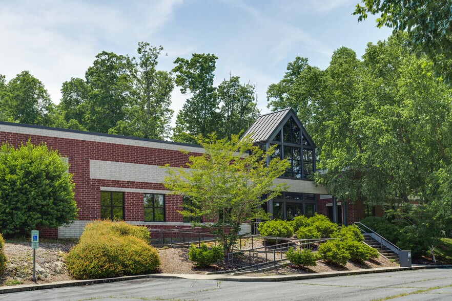 More Photos Of 3195 Centre Park Blvd, Winston-Salem Manufacturing For Sale