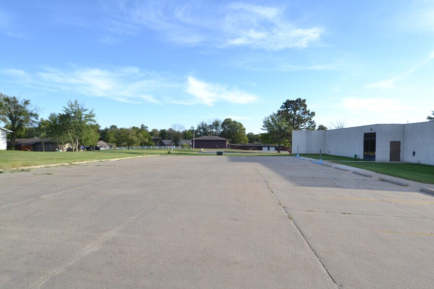 More Photos Of 1 Crown Dr, Kirksville Office For Sale