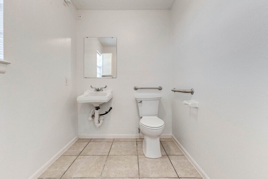 More Photos Of 1324 Avenue D, Katy Medical For Sale