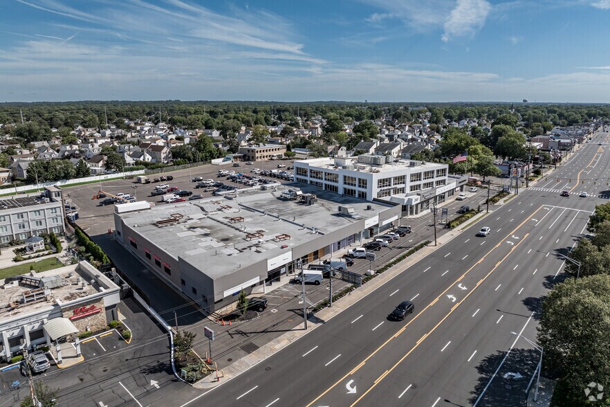 More Photos Of 371 Old Country Rd, Carle Place Storefront For Lease