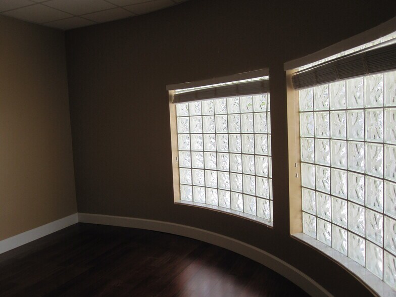 More Photos Of 1785 NE Broad Cswy, North Miami Beach Medical For Lease