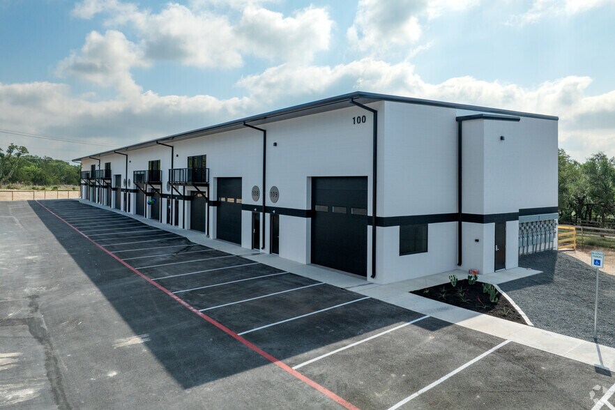 More Photos Of 15431 Fitzhugh Rd, Dripping Springs Showroom For Lease