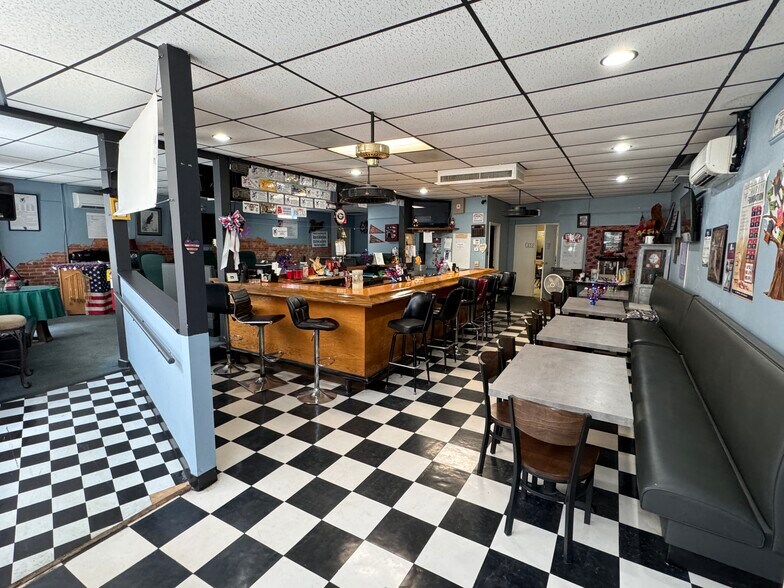 More Photos Of 893 Main St SW, Gainesville Bar For Lease