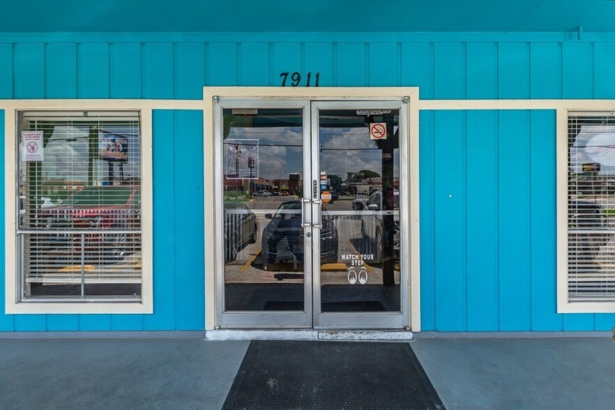 More Photos Of 7911 Culebra Rd, San Antonio Restaurant For Sale