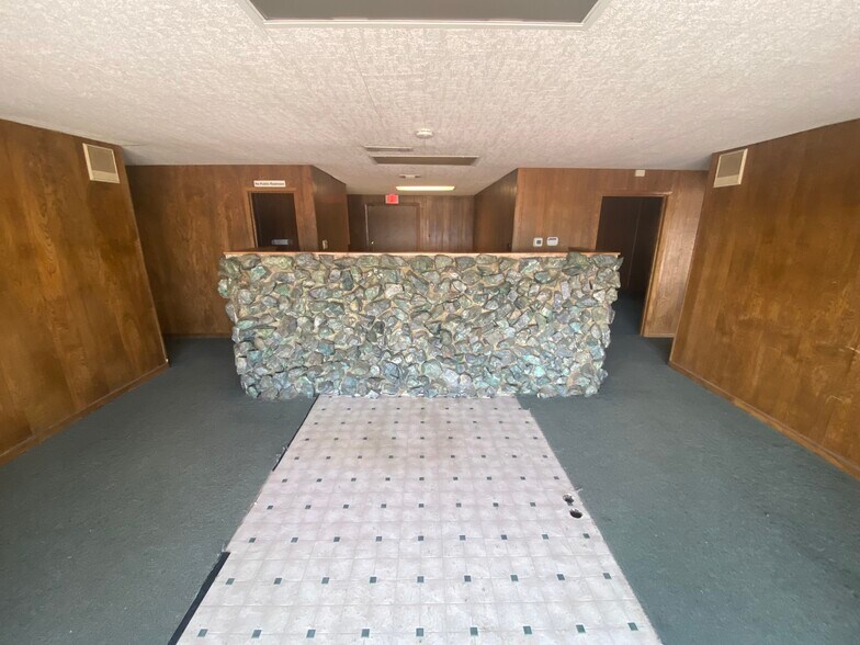 More Photos Of 103 S Stemmons St, Sanger Office For Lease