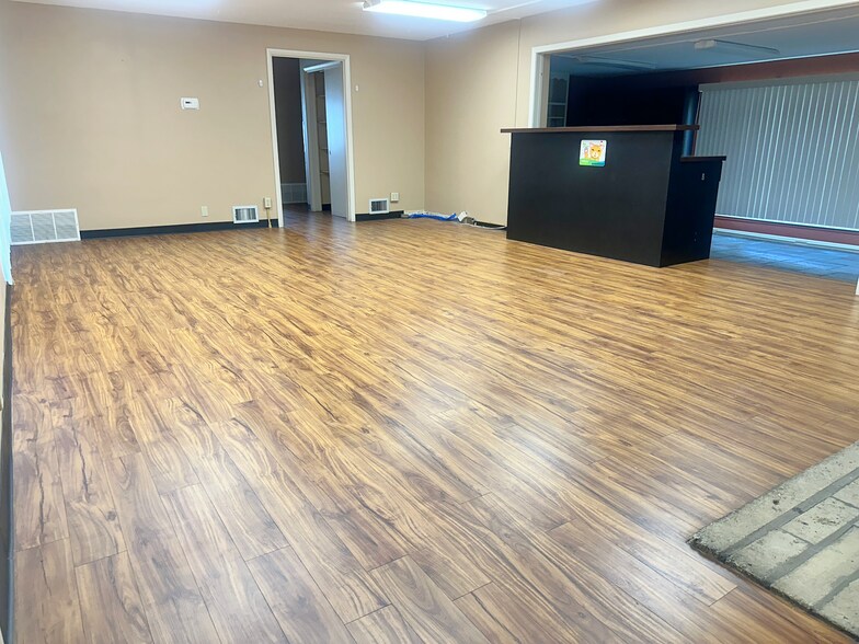 More Photos Of 2855 SE Kansas Pl, Topeka Veterinarian Kennel For Sale