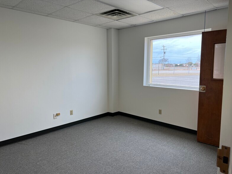 More Photos Of 1416 Twin Oaks St, Wichita Falls Warehouse For Lease