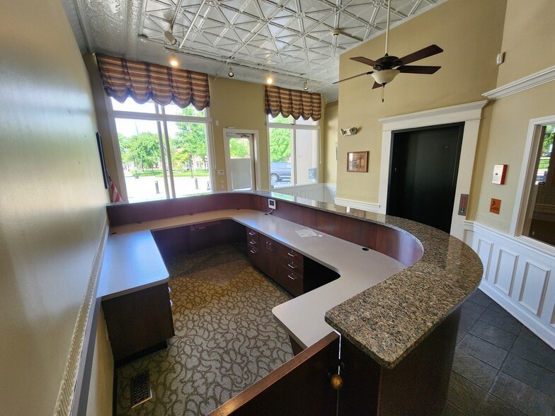 More Photos Of 446 E Main St, Bowling Green Office For Sale