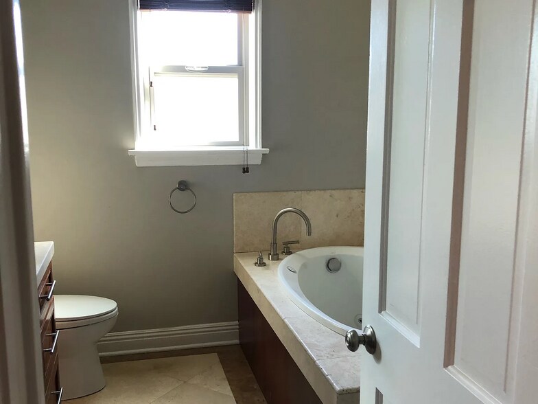 More Photos Of 1202 S Cochran Ave, Los Angeles Apartments For Sale