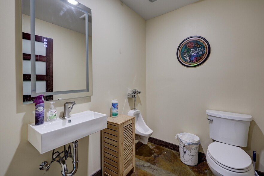 More Photos Of 102 S Wall Ave, Joplin General Retail For Lease