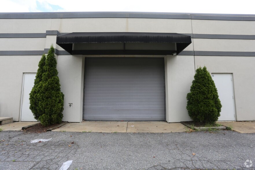 More Photos Of 2037-2039 Industrial Dr, Annapolis Storefront Retail Office For Lease