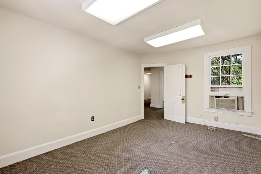 More Photos Of 3 E Market St, Leesburg Office For Sale
