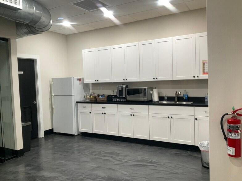 More Photos Of 11607 Prospect Dr, Odessa Manufacturing For Sale