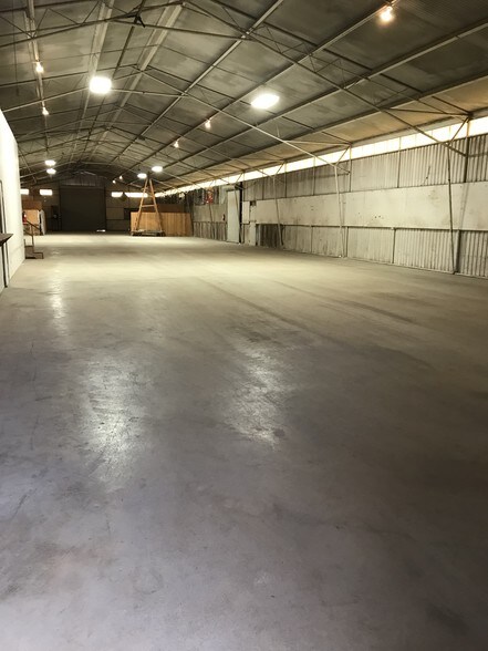 More Photos Of 300 W Central Ave, Comanche Showroom For Sale