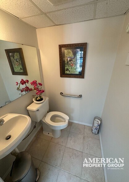 More Photos Of 7101 S Tamiami Trl, Sarasota Office For Sale