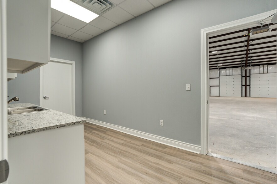 More Photos Of 9007 CR 6820, Lubbock Warehouse For Lease