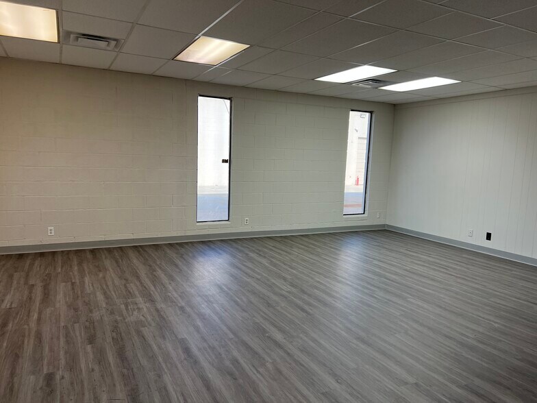 More Photos Of 11513-11515 E 58th St, Tulsa Light Distribution For Lease