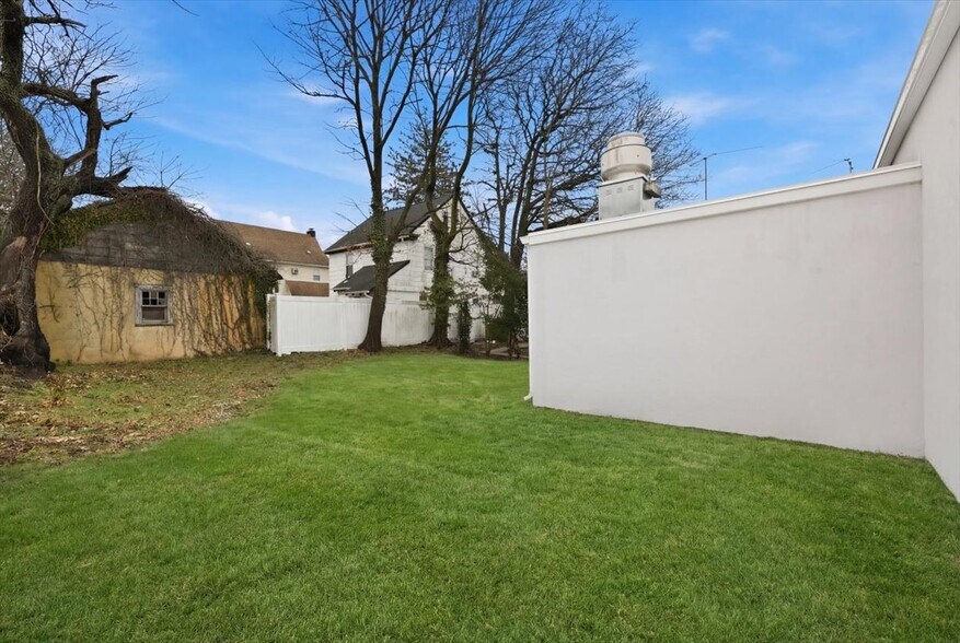 More Photos Of 1621-1623 Grand Ave, North Baldwin Storefront For Lease