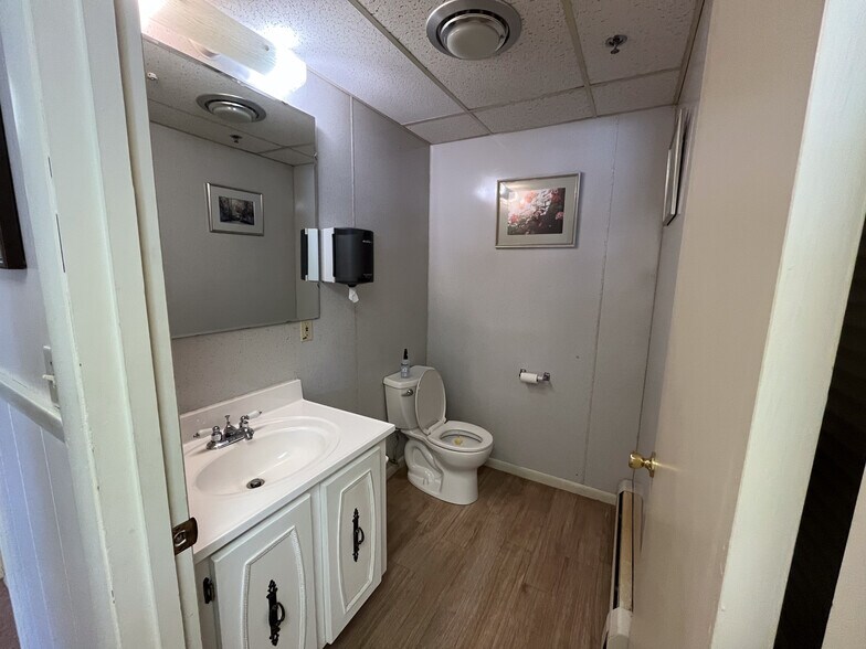 More Photos Of 155 Saco Ave, Old Orchard Beach Office For Sale