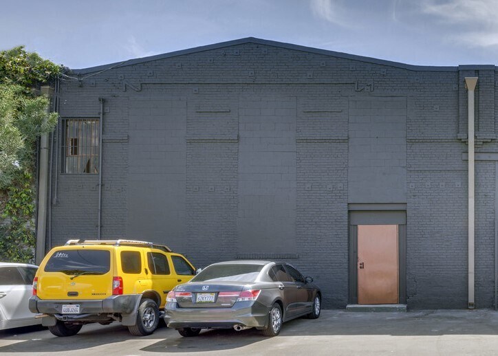 More Photos Of 2028 Bay St, Los Angeles Warehouse For Lease