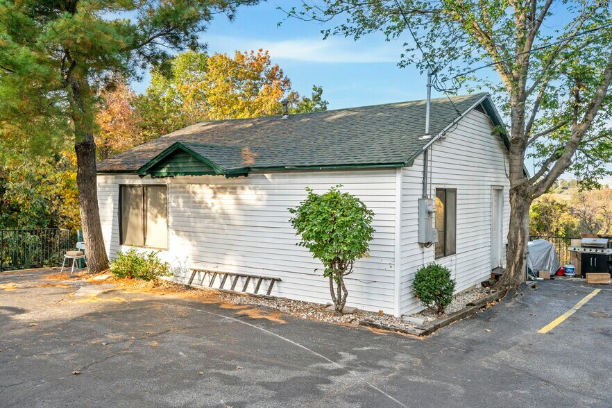 More Photos Of 1107-1109 W 76 Country Blvd, Branson General Retail For Sale