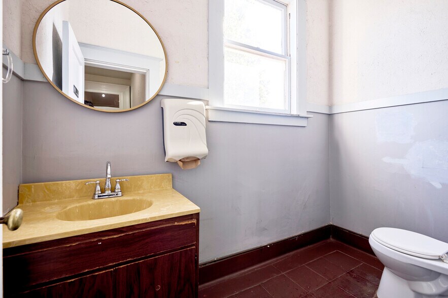 More Photos Of 709-711 S B St, San Mateo Storefront For Sale