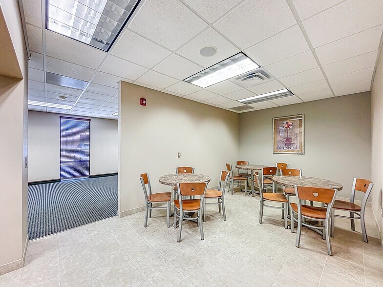 More Photos Of 5421 N 59th St, Tampa Office For Sale