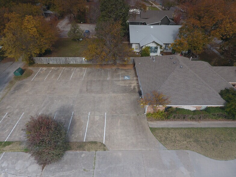 More Photos Of 1005 N Elm St, Denton Office For Lease