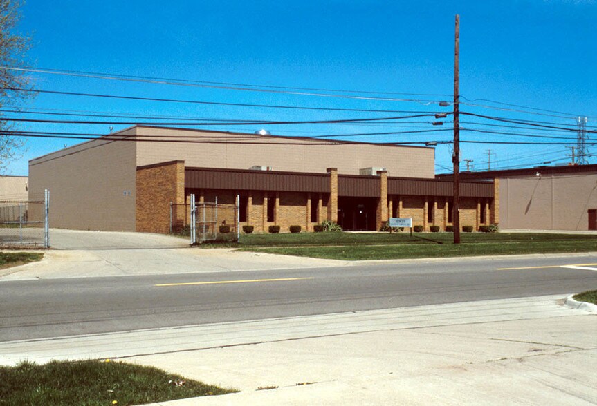 More Photos Of 16129 Common Rd, Roseville Warehouse For Lease