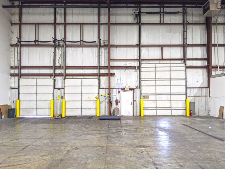 More Photos Of 500 & 511 Oak Leaf Ct, Joliet Warehouse For Lease