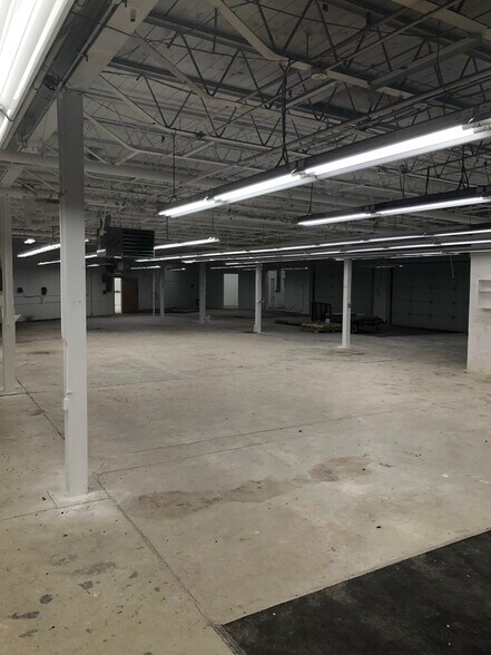 More Photos Of 3950-3970 S Dixie Dr, Dayton Showroom For Lease
