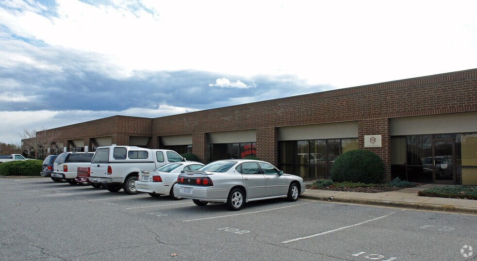 More Photos Of 950 Tate Blvd, Hickory Unknown For Lease