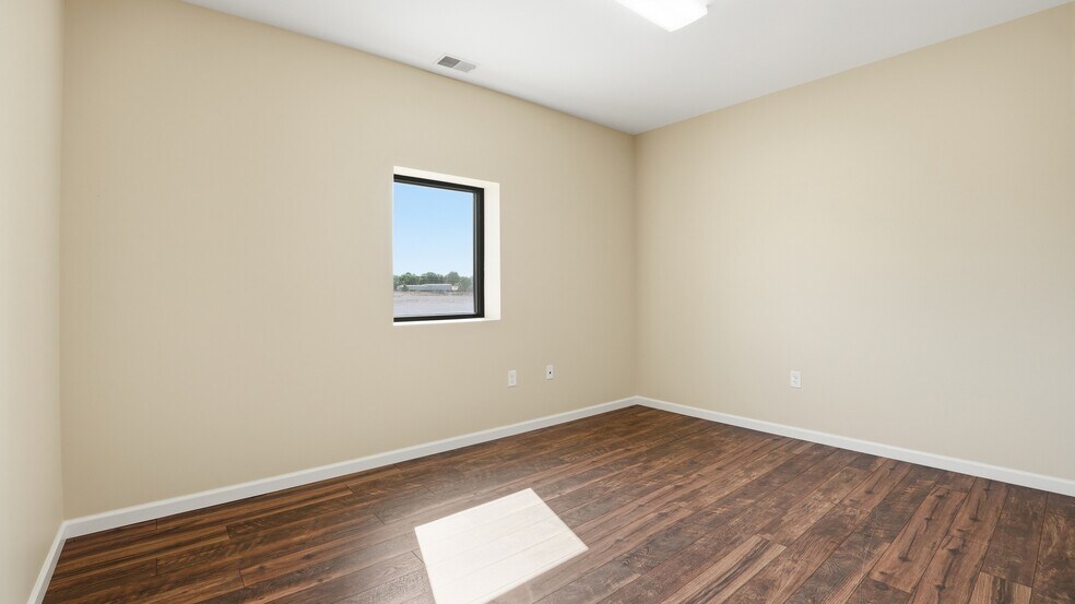More Photos Of 1087 Aedc Rd, Winchester Industrial For Lease