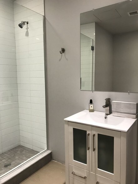 More Photos Of 14 E 55th St, New York General Retail For Sale